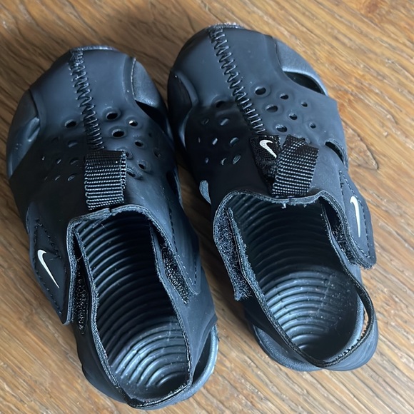 Nike black size 5 shoes. Great condition - Picture 5 of 9